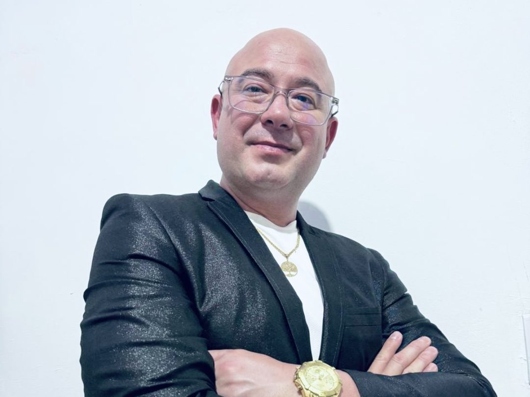 Dr. Yordani Grass, de braços cruzados, sorrindo