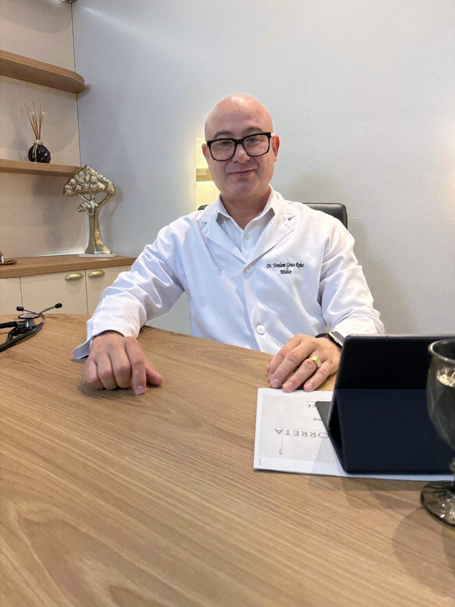 Dr. Yordani Grass, de jaleco, no consultório da Grass Clínica em Ji-Paraná